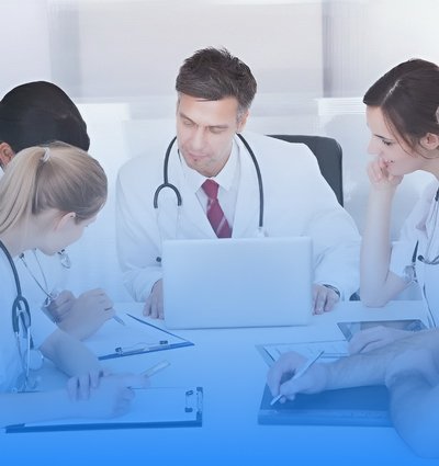врачи совещаются в кабинете группа врачей сидит за столом